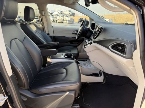 Used 2024 Chrysler Pacifica Touring-L image 9