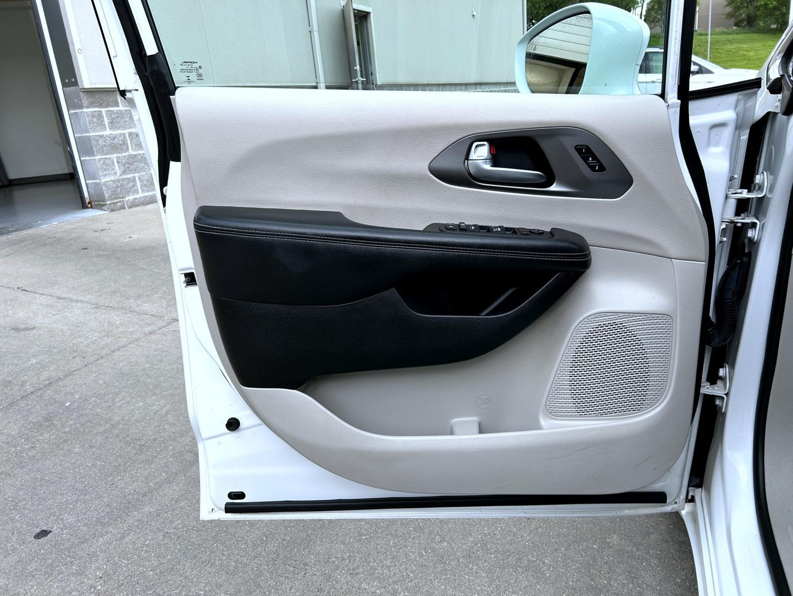 Used 2022 Chrysler Pacifica Touring-L FWD image 9