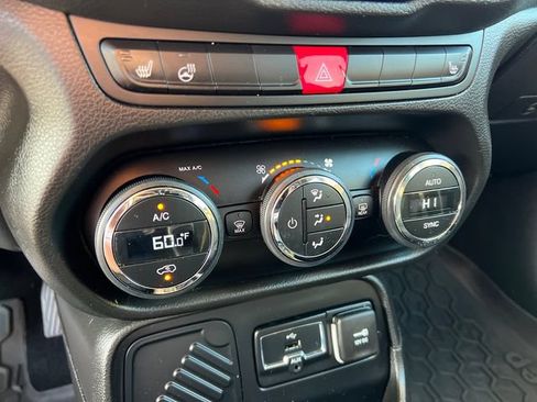 Used 2015 Jeep Renegade Latitude w/ Popular Equipment Group FWD image 17