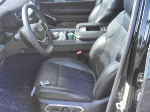 Used 2024 Jeep Wagoneer L Series II RWD image 9