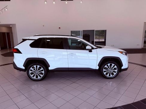 Used 2019 Toyota RAV4 XLE Premium FWD image 14