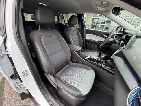 Used 2025 Chevrolet Trax LT image 37