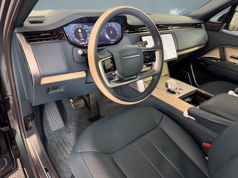 Used 2025 Land Rover Range Rover SV AWD/4WD image 4