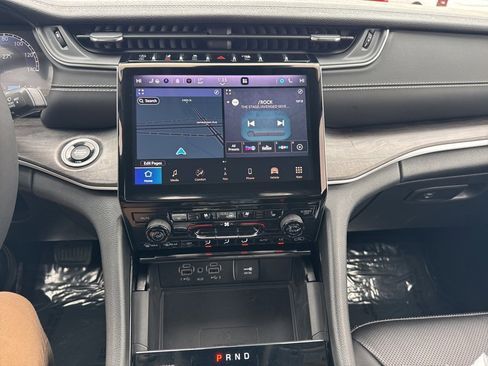 Used 2023 Jeep Grand Cherokee Limited w/ Luxury Tech Group II image 3