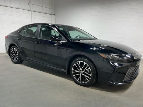 Used 2026 Toyota Camry XLE AWD/4WD image 3