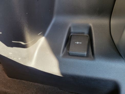 Used 2023 Land Rover Defender 130 X-Dynamic SE image 9