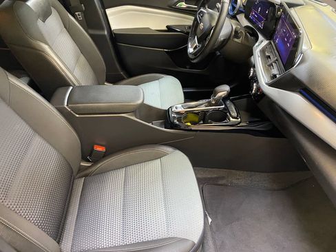 Used 2025 Chevrolet Trax LT FWD image 24