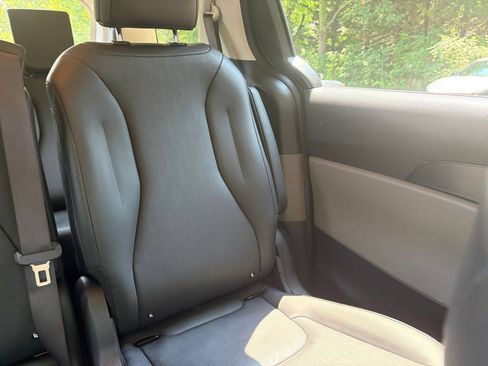 Used 2026 Kia Carnival FWD image 39
