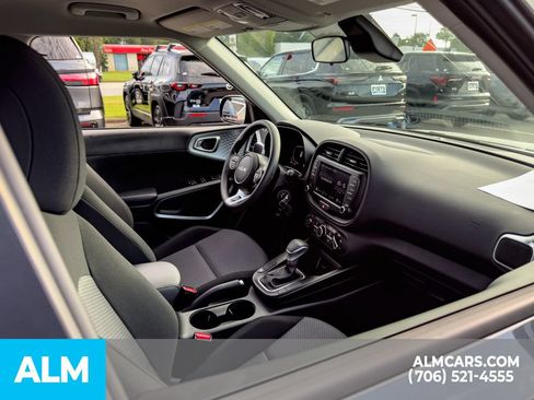 Used 2025 Kia Soul LX w/ LX Technology Package FWD image 16