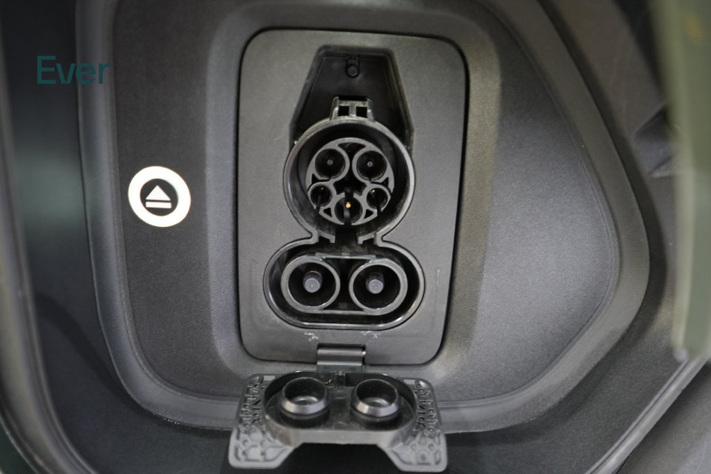Used 2025 Rivian R1S Adventure Dual AWD/4WD image 10