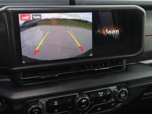 Used 2024 Jeep Wrangler Unlimited Rubicon w/ Technology Group image 32