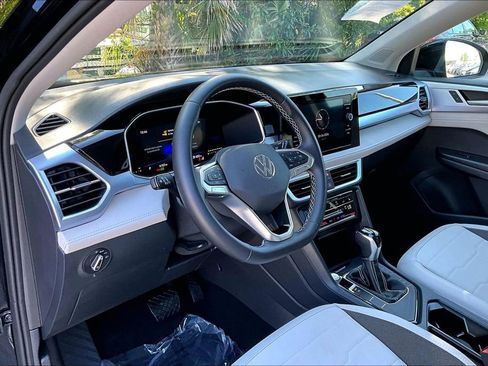 Certified 2025 Volkswagen Taos SE w/ Panoramic Sunroof Package image 14