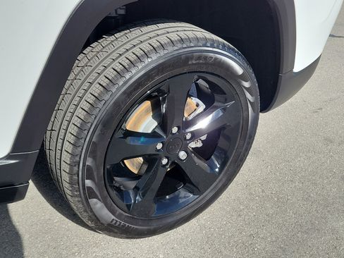 Used 2023 Jeep Grand Cherokee Limited w/ Luxury Tech Group II image 29