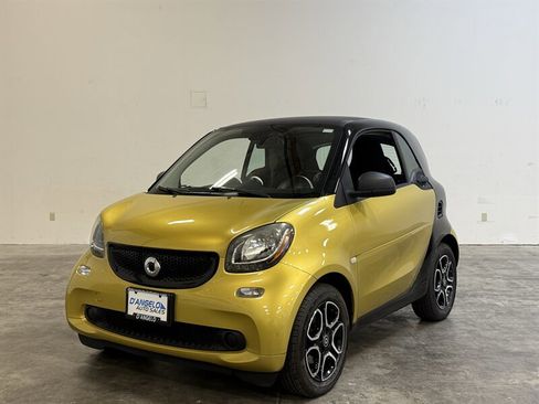 Used 2016 smart fortwo pure RWD image 3