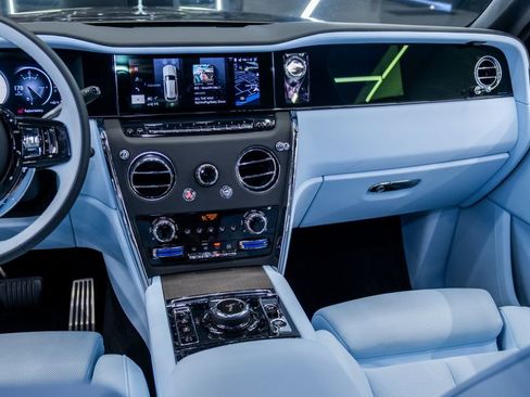 Used 2025 Rolls-Royce Cullinan image 30