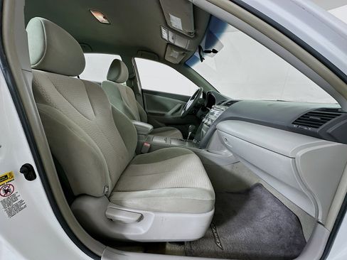 Used 2011 Toyota Camry LE image 28