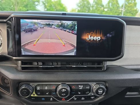 Used 2024 Jeep Wrangler Unlimited w/ Convenience Group AWD/4WD image 18