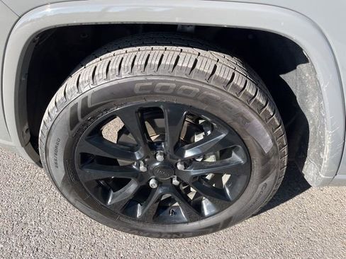 Used 2020 Jeep Grand Cherokee Altitude image 19