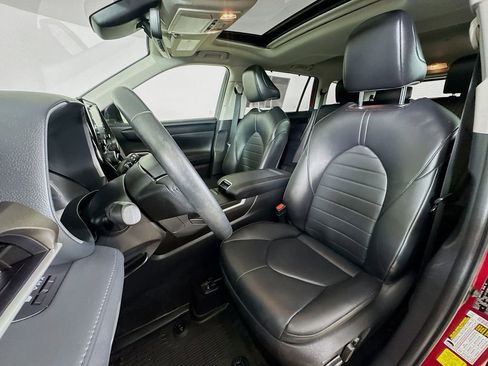 Used 2022 Toyota Highlander XLE image 2