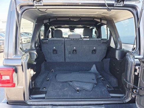 Used 2025 Jeep Wrangler Unlimited Sahara image 14