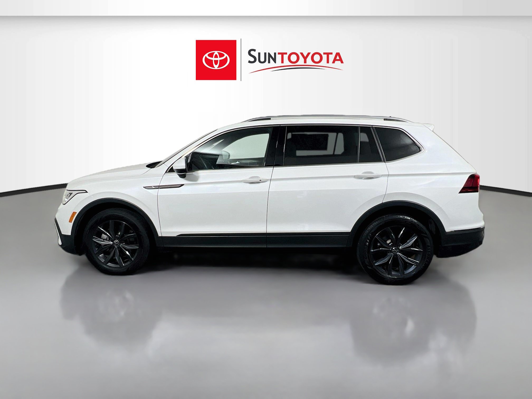 Used 2023 Volkswagen Tiguan SE w/ Panoramic Sunroof Package FWD image 7