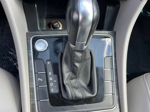 Used 2018 Volkswagen Passat 2.0T SE FWD image 34