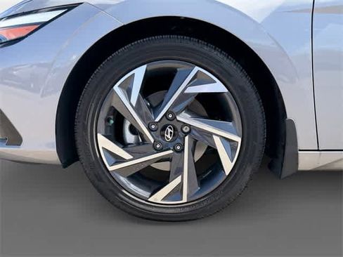 Certified 2025 Hyundai Elantra Limited image 9