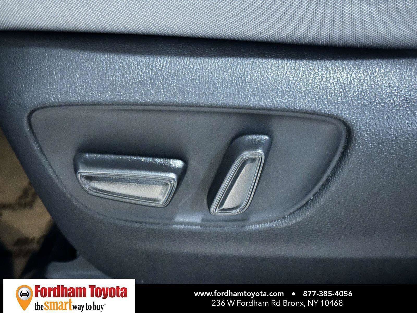 Used 2026 Toyota Sienna LE FWD image 25