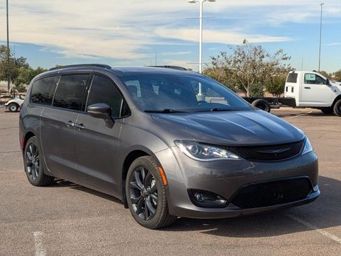 Used 2019 Chrysler Pacifica Limited w/ Advanced Safetytec Group image 3