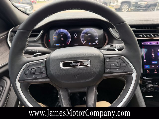 Used 2025 Jeep Grand Cherokee Limited w/ Luxury Tech Group II AWD/4WD image 23