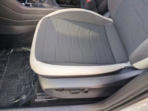 Used 2025 Volkswagen Taos SE w/ Panoramic Sunroof Package image 15