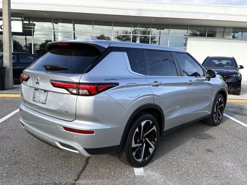 Used 2024 Mitsubishi Outlander SE image 3