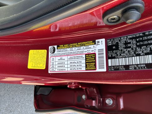 Used 2022 Toyota Highlander XLE AWD/4WD image 36