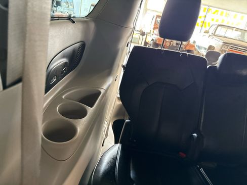 Used 2018 Chrysler Pacifica Limited image 50