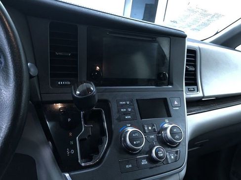 Used 2015 Toyota Sienna XLE image 31