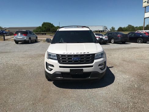 Used 2017 Ford Explorer XLT w/ Equipment Group 202A AWD/4WD image 3