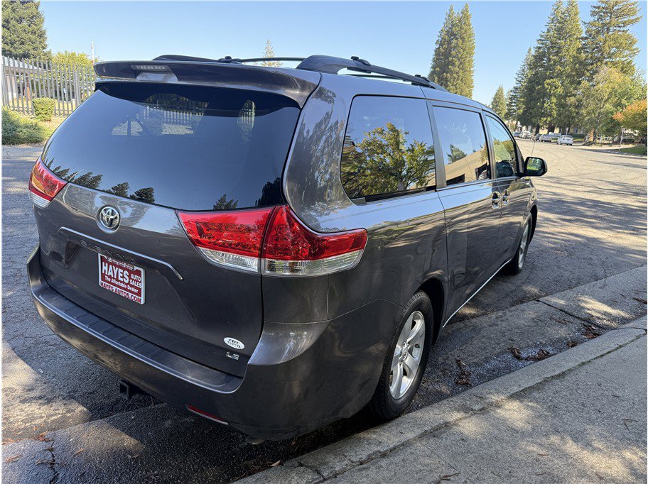 Used 2012 Toyota Sienna LE w/ Towing Pkg FWD image 7
