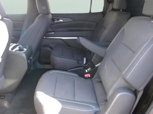 Used 2025 Chevrolet Traverse LT image 10