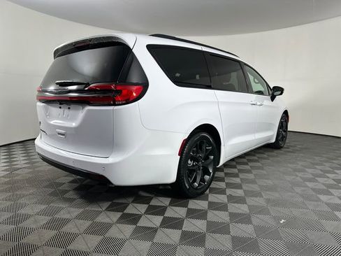 New 2026 Chrysler Pacifica Select image 6