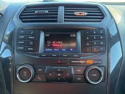 Used 2019 Ford Explorer XLT image 27
