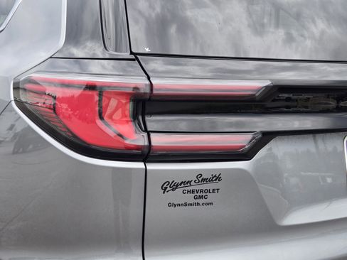 Used 2026 GMC Acadia Denali Ultimate FWD image 9