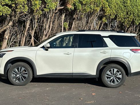 Used 2024 Nissan Pathfinder SV image 7