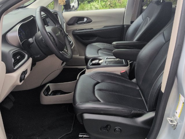 Used 2024 Chrysler Pacifica Touring-L FWD image 22
