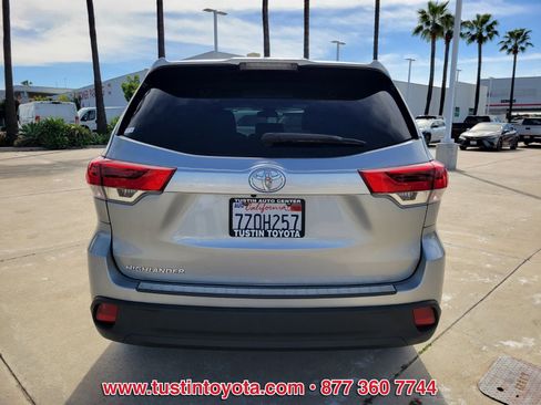 Certified 2017 Toyota Highlander LE w/ Carpet Mat Package image 5