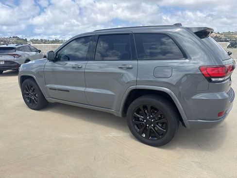Used 2020 Jeep Grand Cherokee Altitude RWD image 3