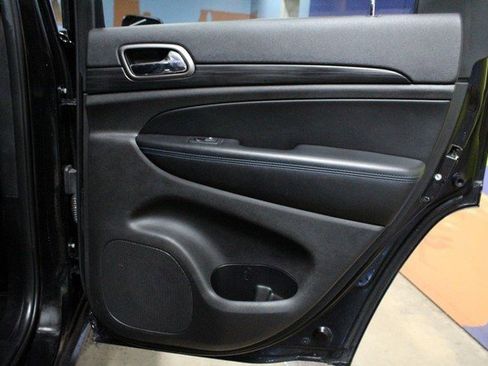 Used 2019 Jeep Grand Cherokee Laredo image 12