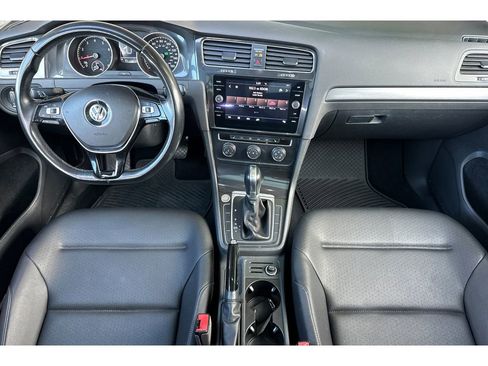 Used 2018 Volkswagen Golf SE image 15