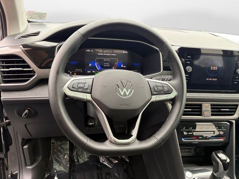 Used 2025 Volkswagen Taos SE image 10