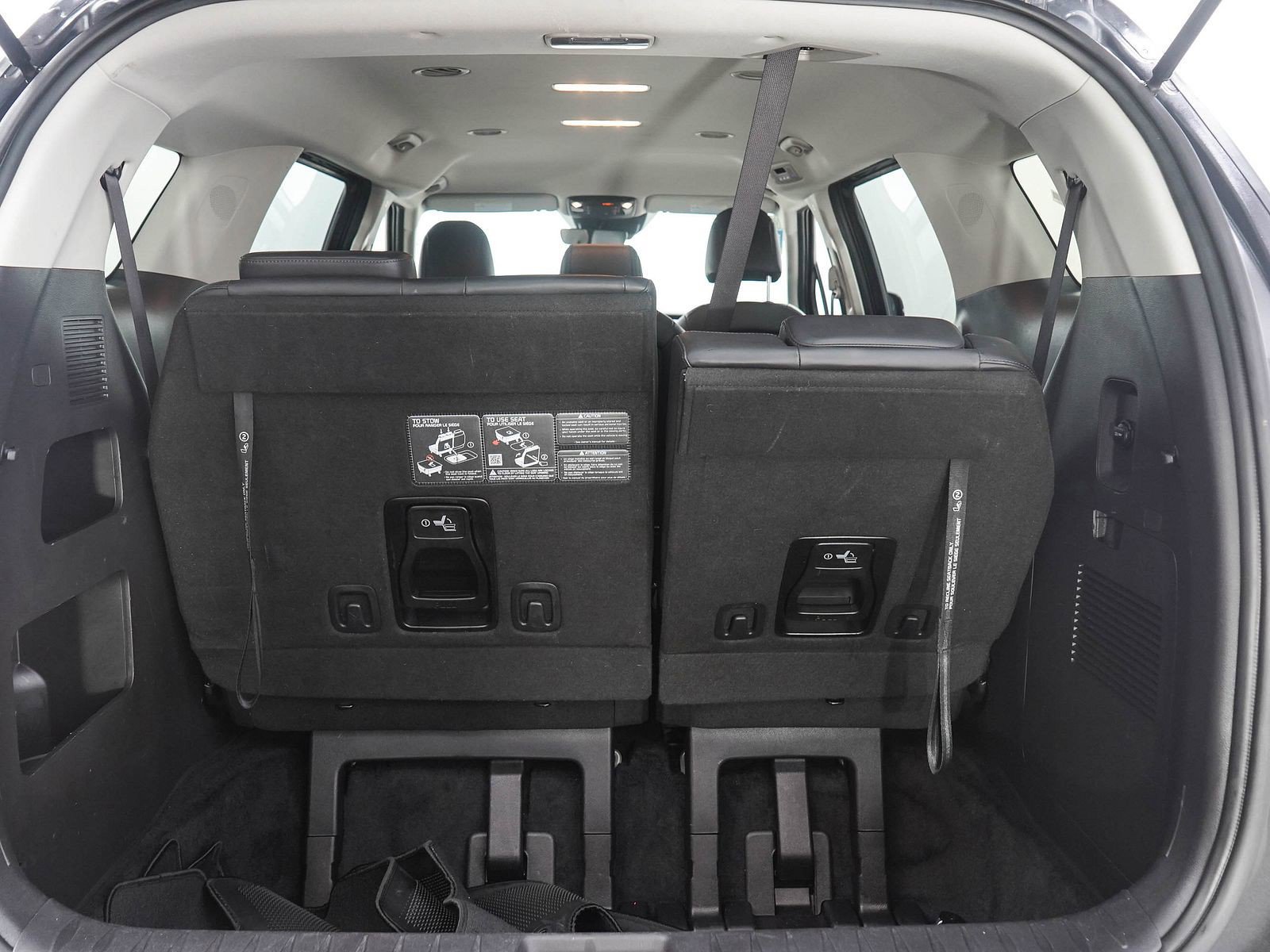 Used 2025 Kia Carnival FWD image 9