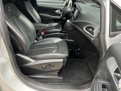 Used 2023 Chrysler Pacifica Touring-L w/ Uconnect Theater Family Group image 26